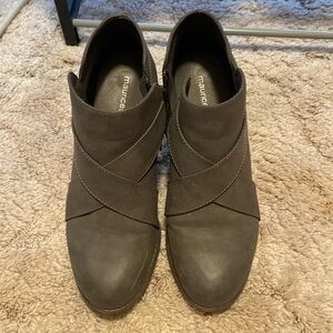 Maurice’s wedge booties size 11. Some wear, but good condition.